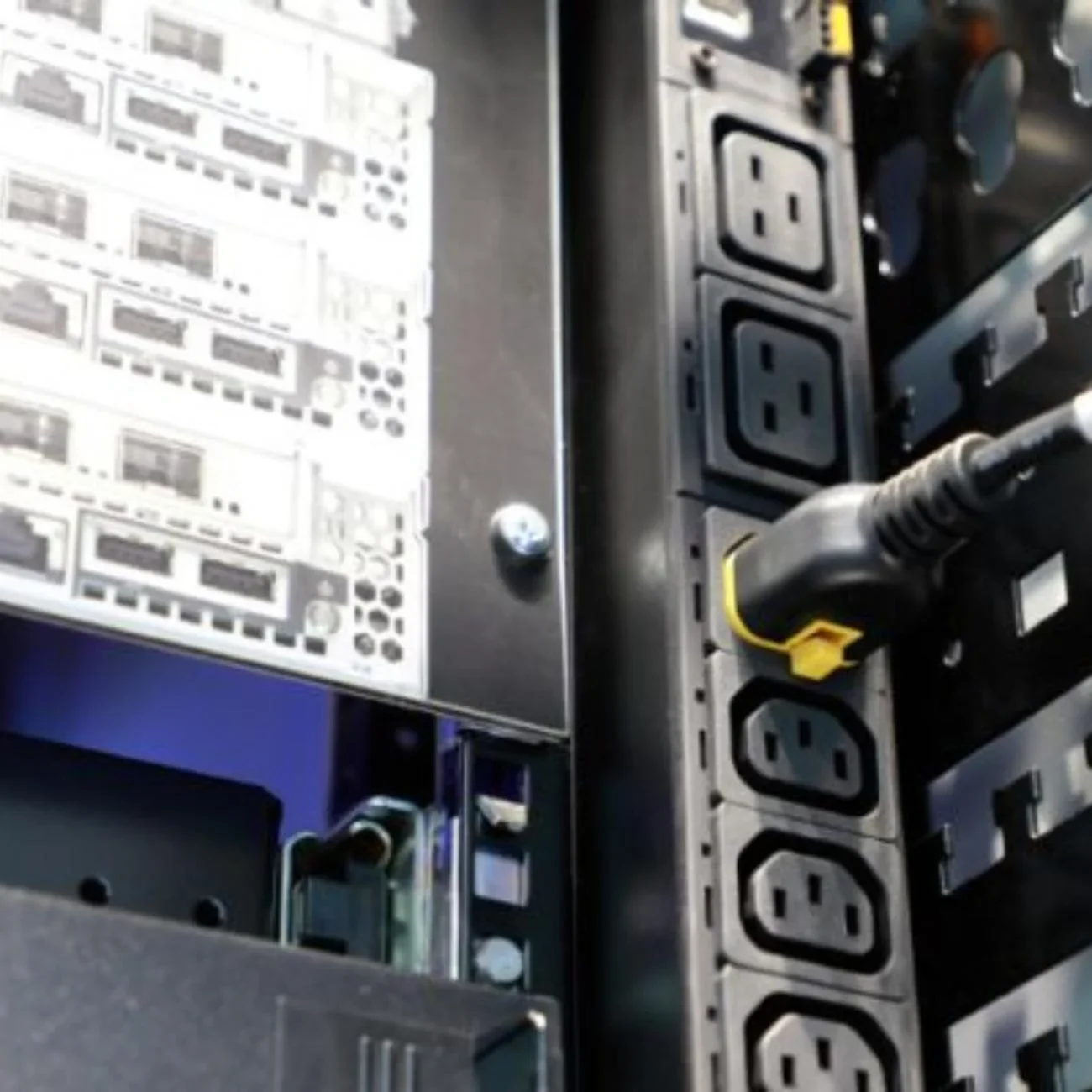 PDU - RITTAL PDU BASICA 12XC13 + 1XC19 vista 3